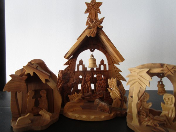 Trois crèches en bois